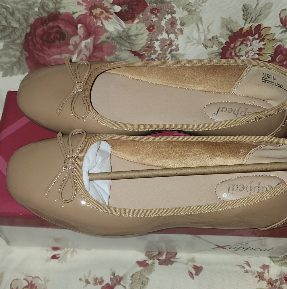 Xappeal Lennon Women's Nude Tan Bow Flats Size 8. New In Box.
